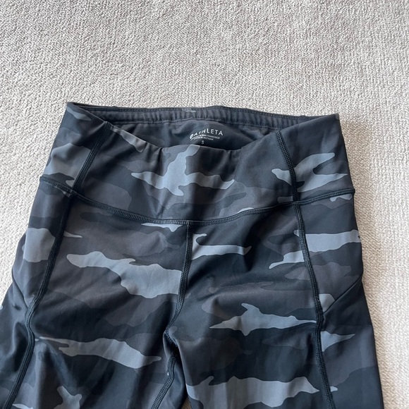 Athleta Black Camo Contender Tight Leggings S Gym Yoga Fitness Core Athleisure - Picture 3 of 6